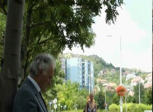 Дедушка трахает молодую блондинку маму за деньги